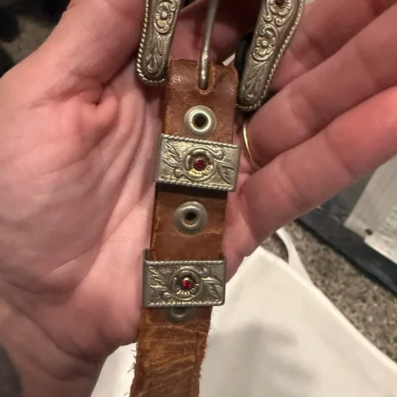 Vintage 100% tooled leather brown belt. Vintage western buckle with red gem - Picture 2 of 7